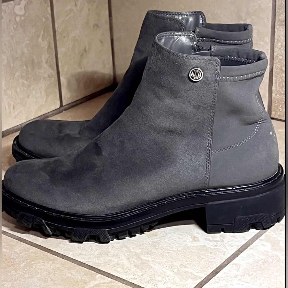 Unisa, Woman’s 7.5M Gray Ankle booties